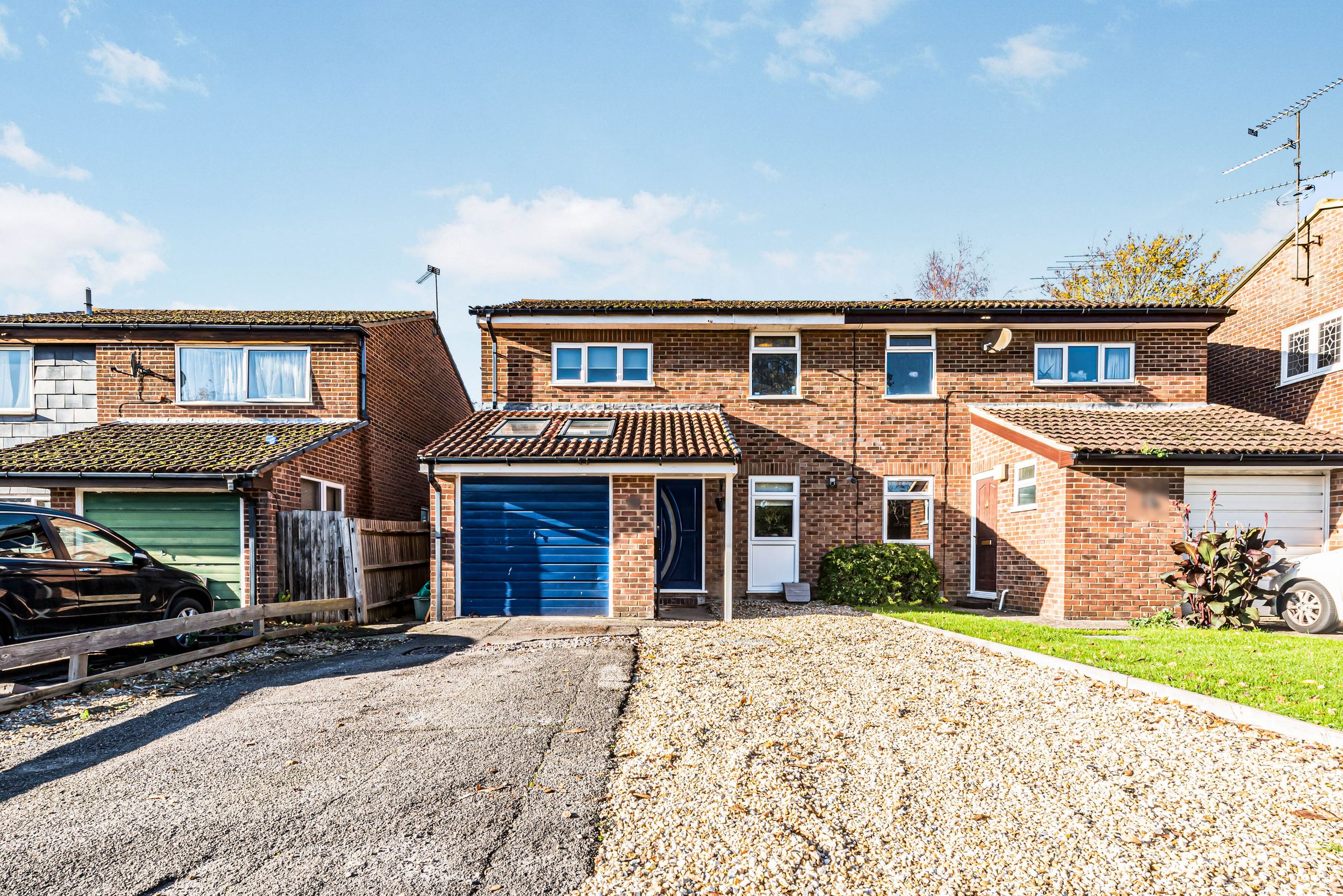 3 bed semidetached house for sale in Hawkesbury Drive, Calcot, Reading