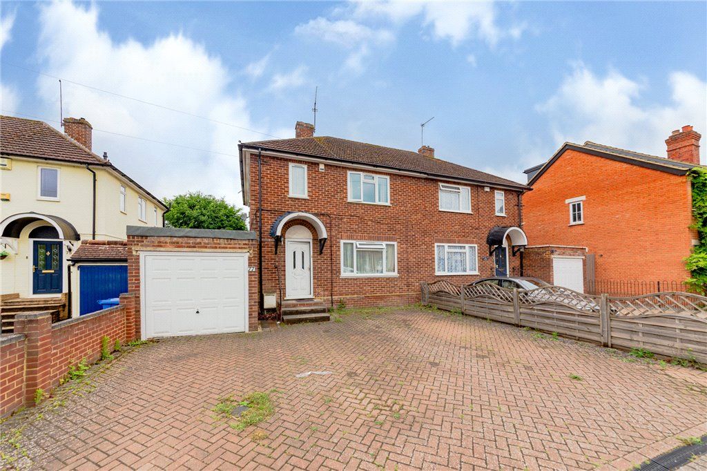 3 bed semidetached house for sale in Blackamoor Lane, Maidenhead