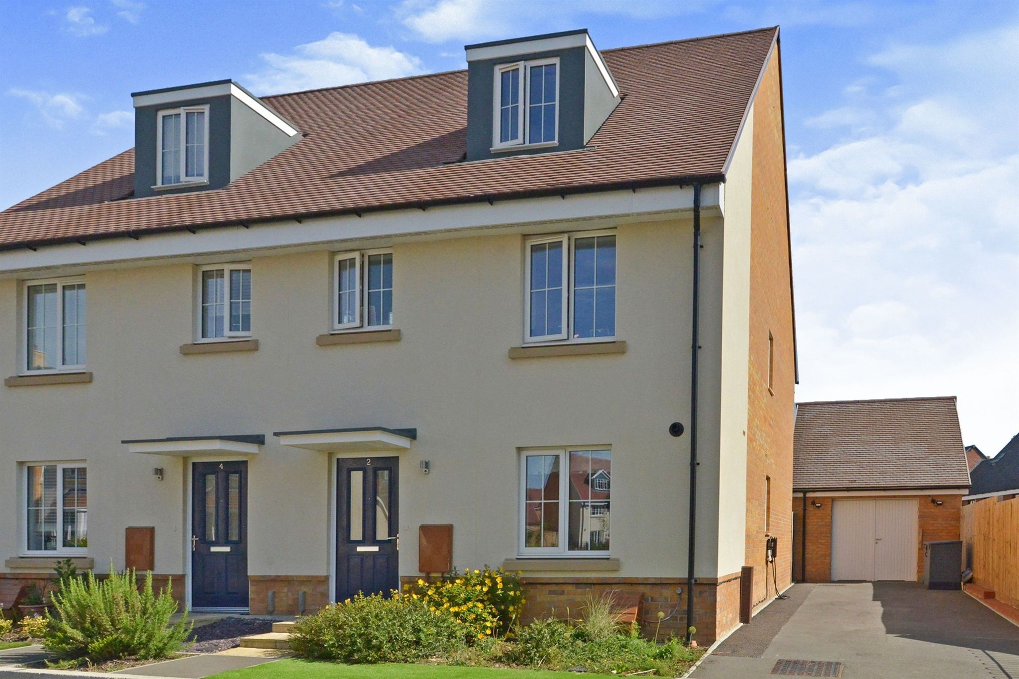 4 bed semidetached house for sale in Whitecastle Way, Kingsmead