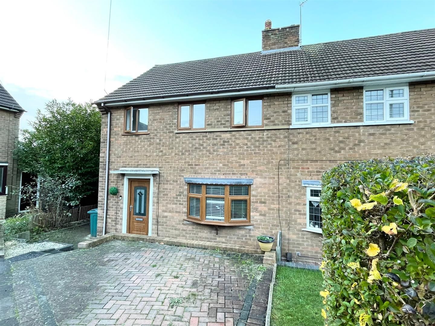3 bed semidetached house to rent in Wellesbourne Close, Castlecroft