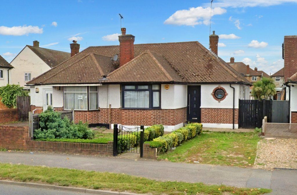 2 bed bungalow for sale in Victoria Road, Ruislip, Middlesex HA4 Zoopla