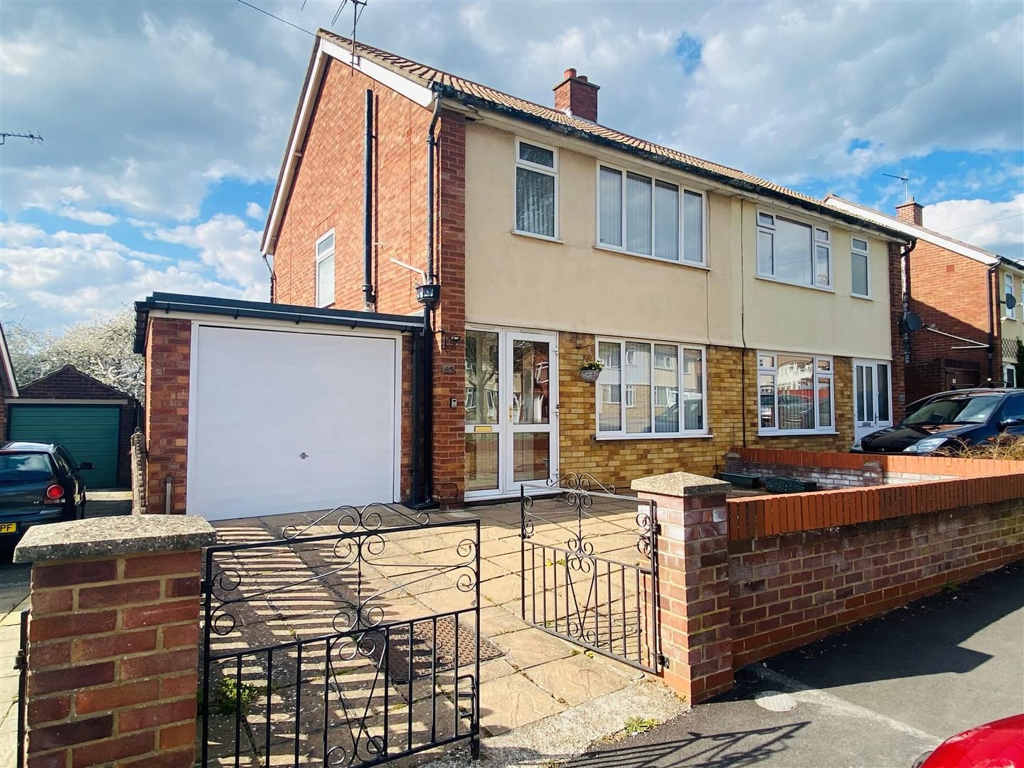 3 bed semidetached house for sale in Fircroft Road, The Crofts