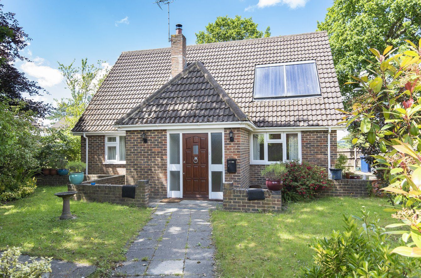 3 bed detached house to rent in School Hill, Wrecclesham, Farnham
