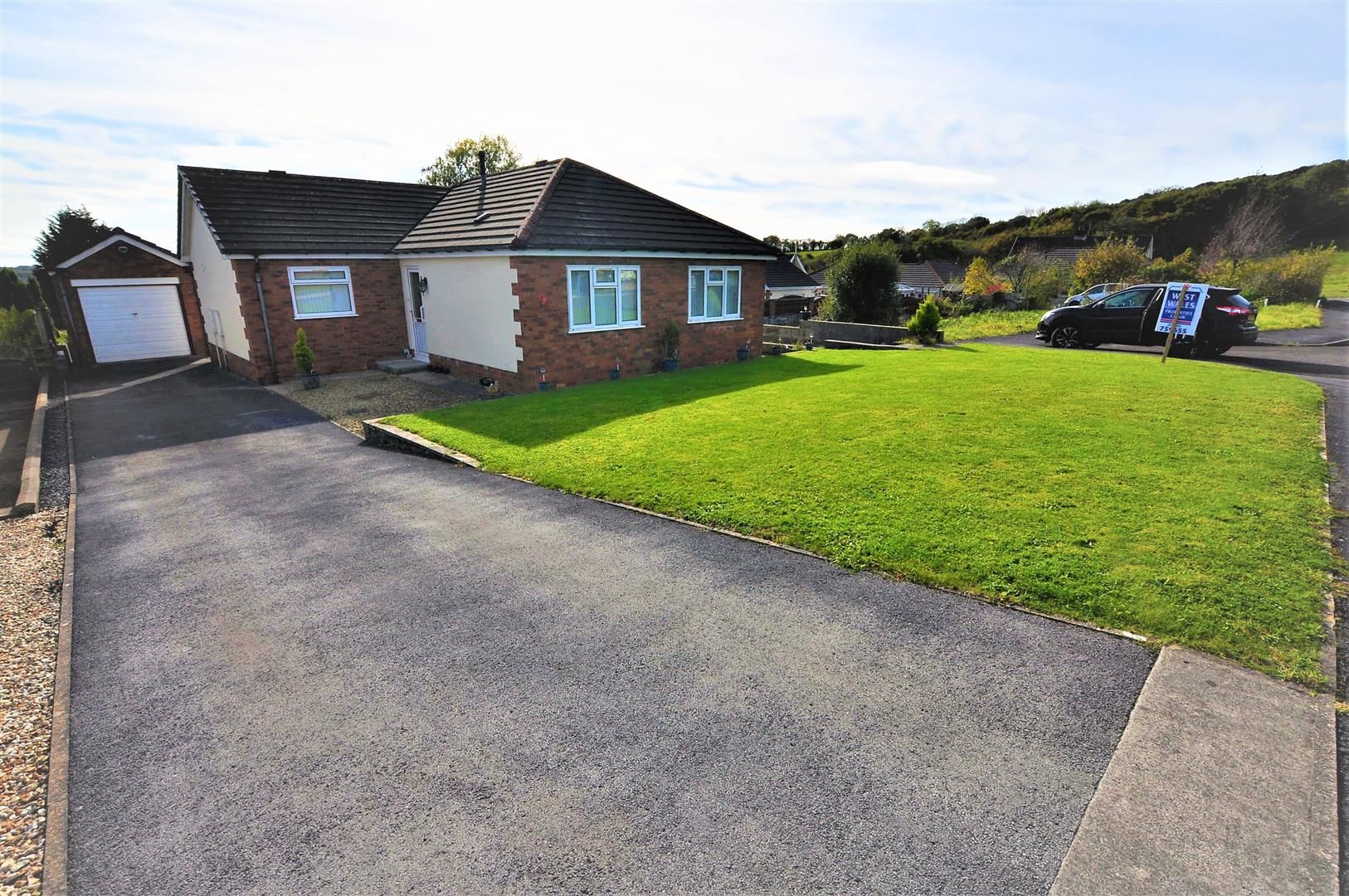 3 bed detached bungalow for sale in Parc Mansant, Pontyates, Llanelli