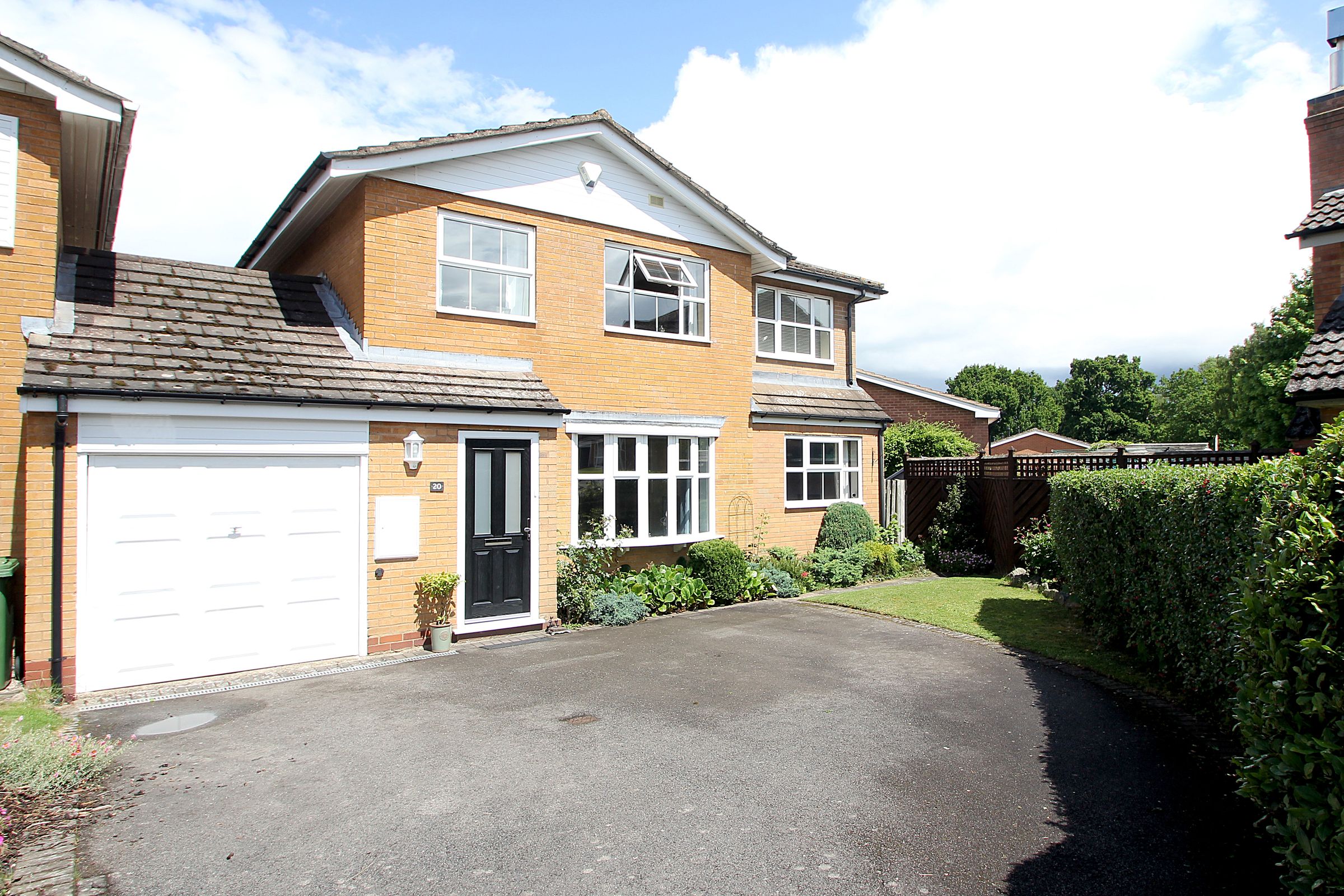 4 bed linkdetached house for sale in Shenstone Drive, Balsall Common