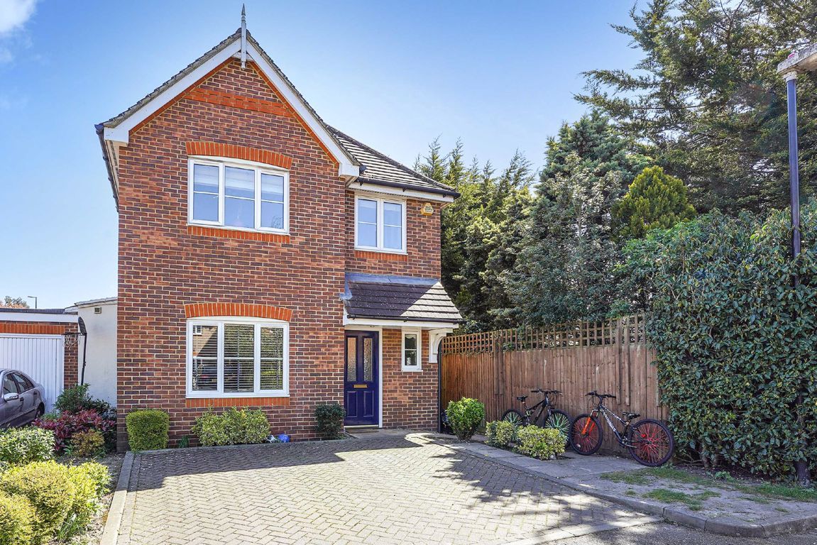 4 bed property to rent in Leigh Place, Feltham TW13 Zoopla