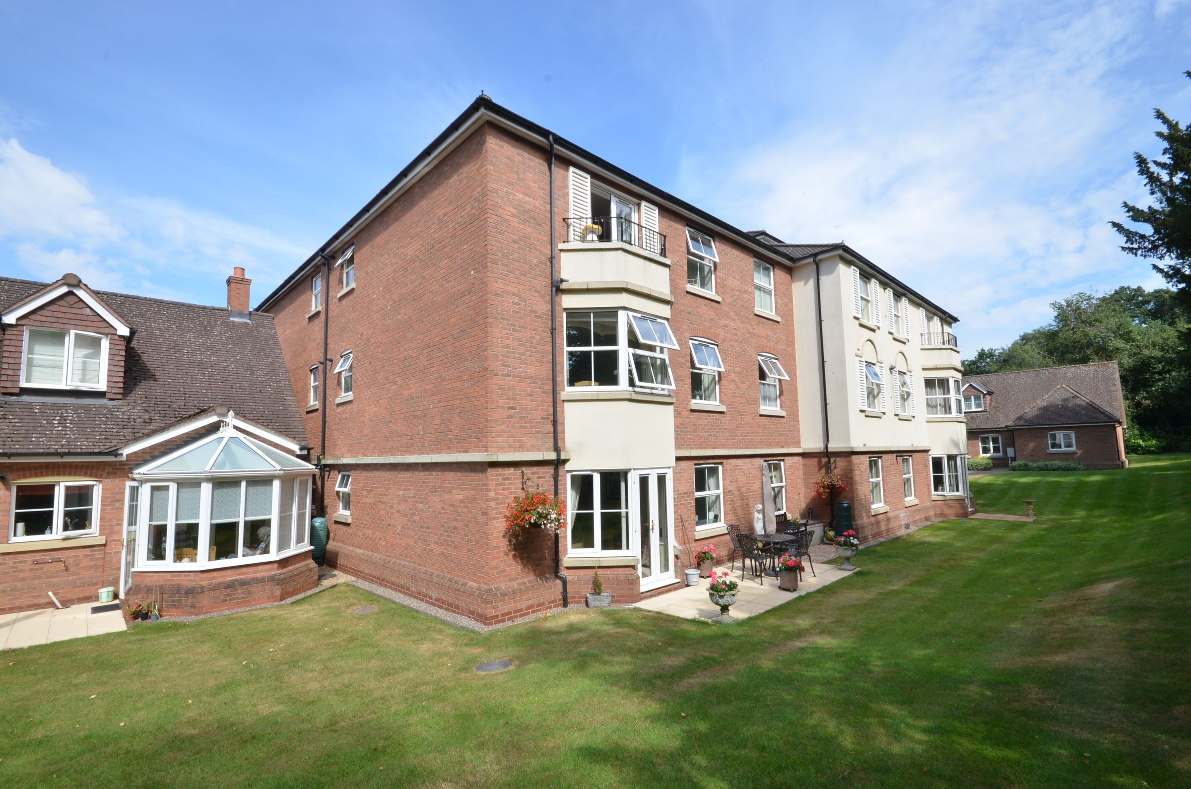 25 Compton Court, Lime Tree Village, Dunchurch, Warwickshire CV22  