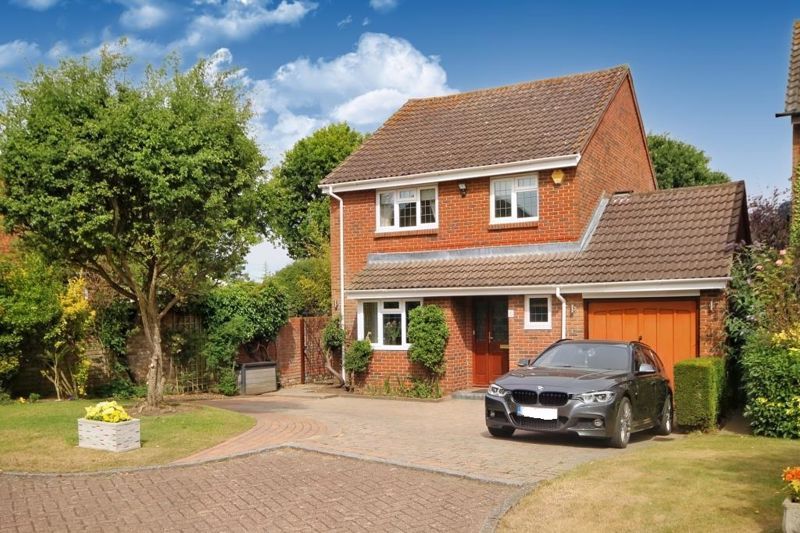 3 bed detached house for sale in Sumner Close, Fetcham, Leatherhead