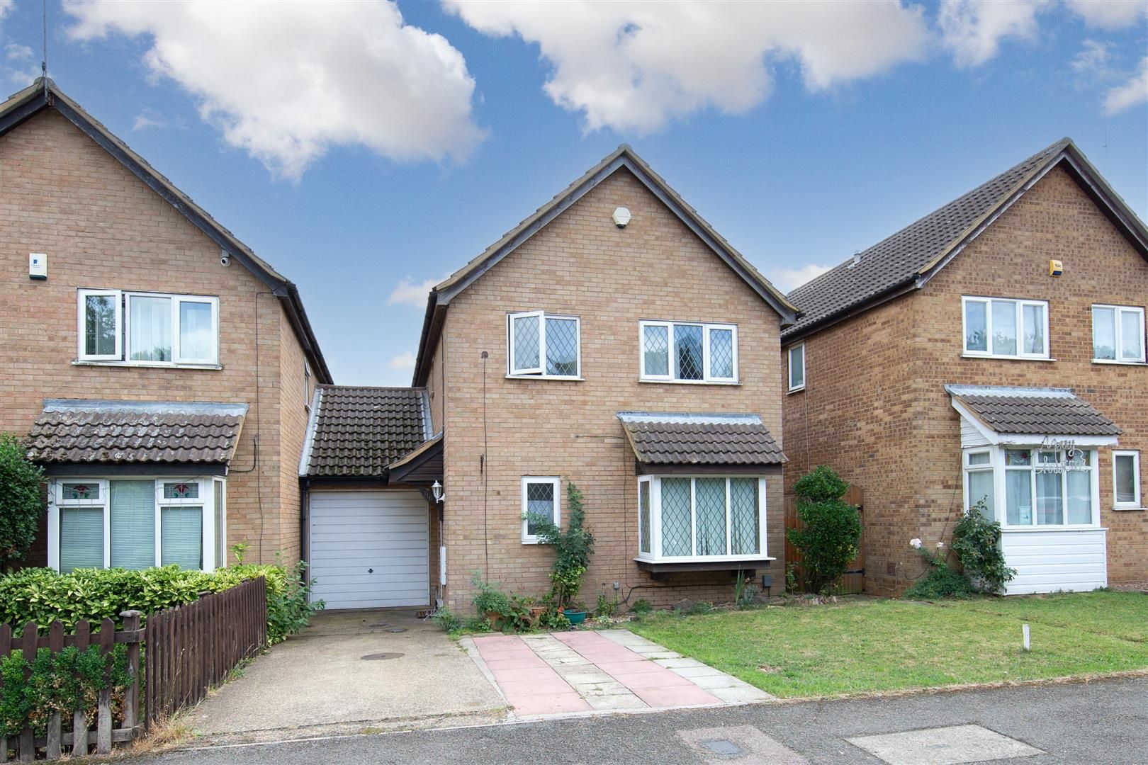 4 bed detached house for sale in Kestrel Way, Luton, Bedfordshire LU4