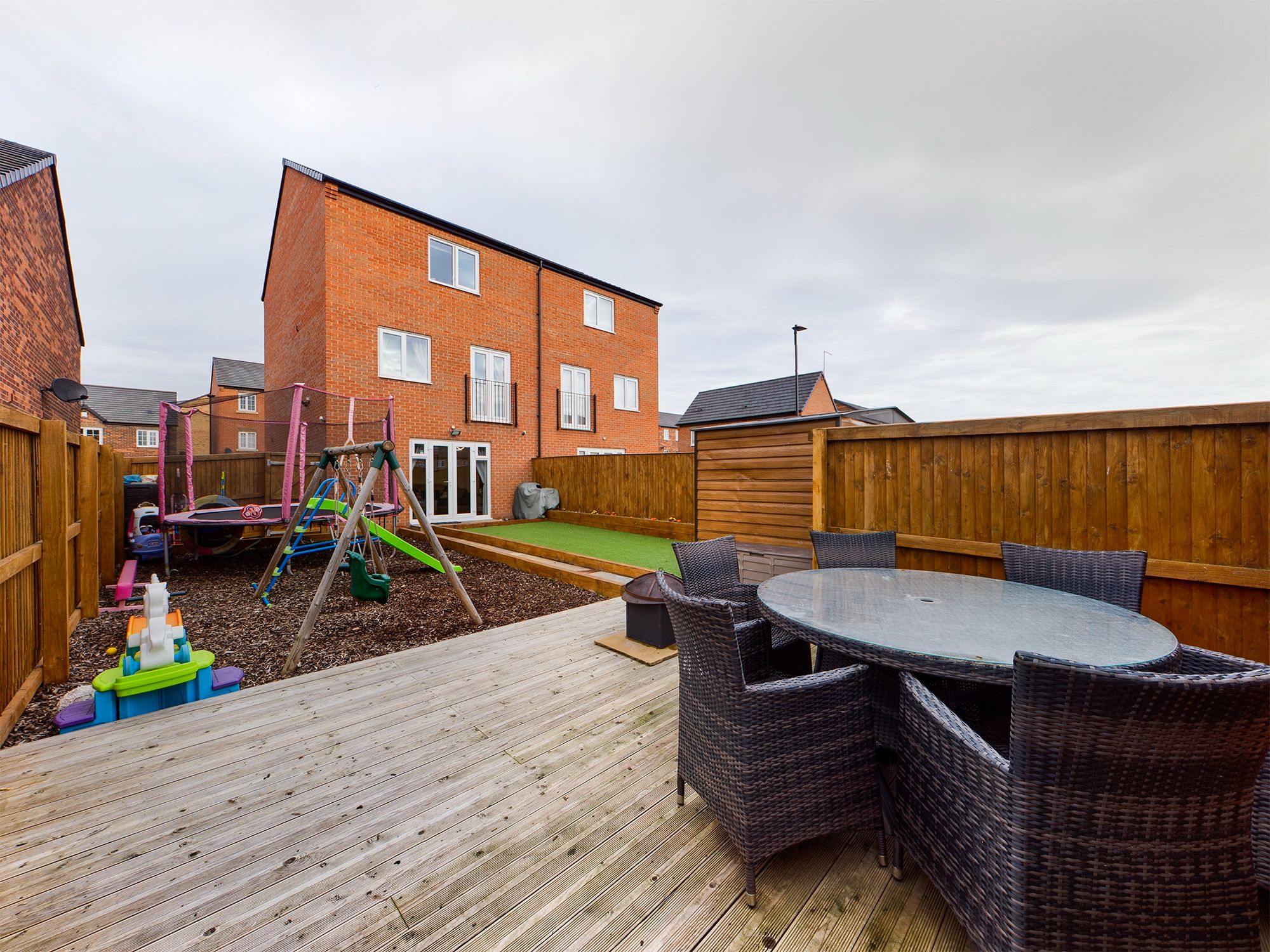 4 bed semidetached house for sale in Heatherfields Crescent, New