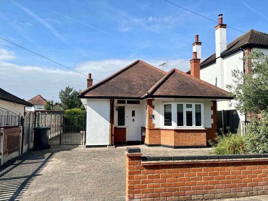 2 bed bungalow for sale in Canvey Road, LeighOnSea SS9 Zoopla