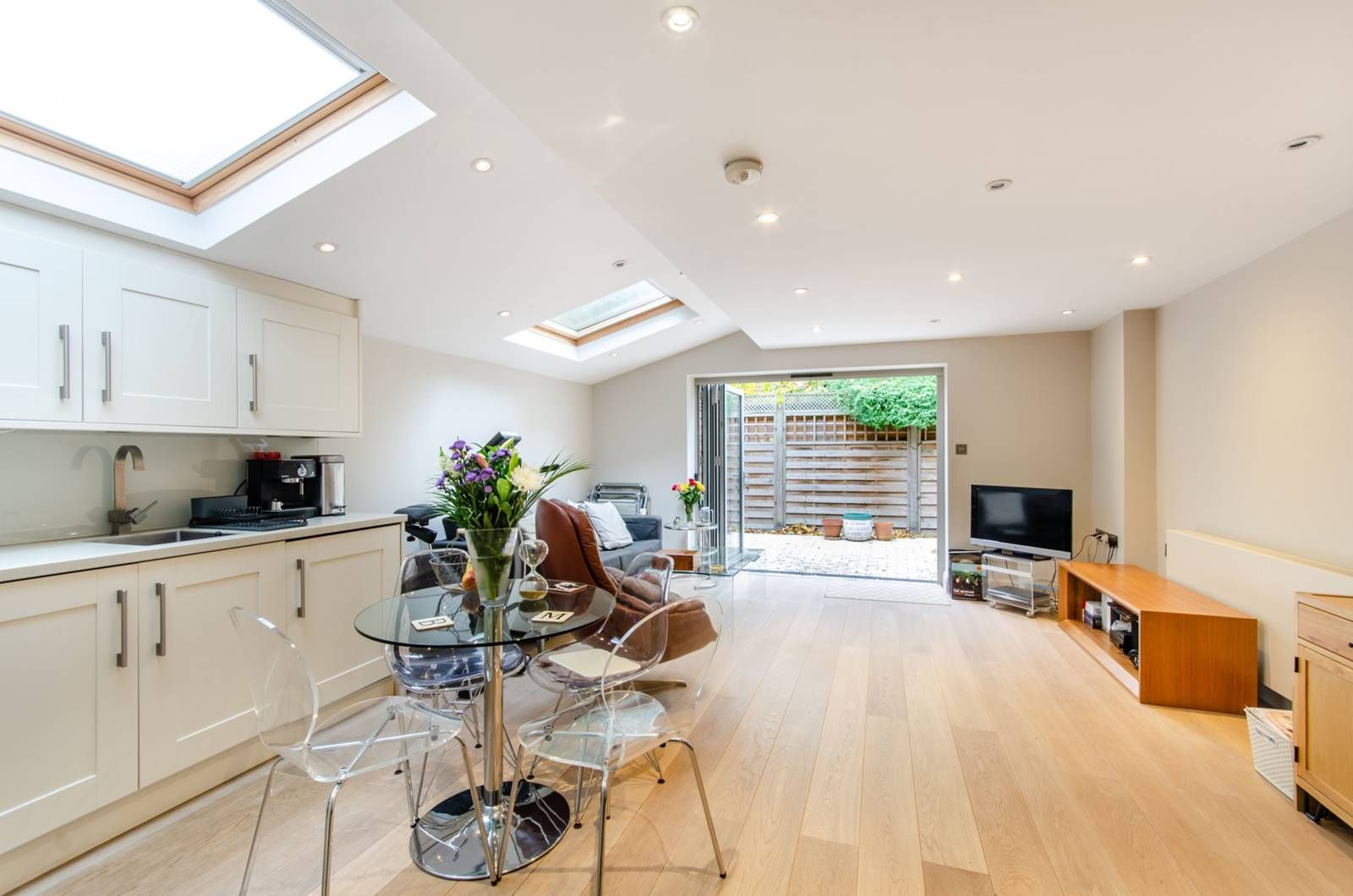 Davisville Road, Shepherd's Bush, London W12