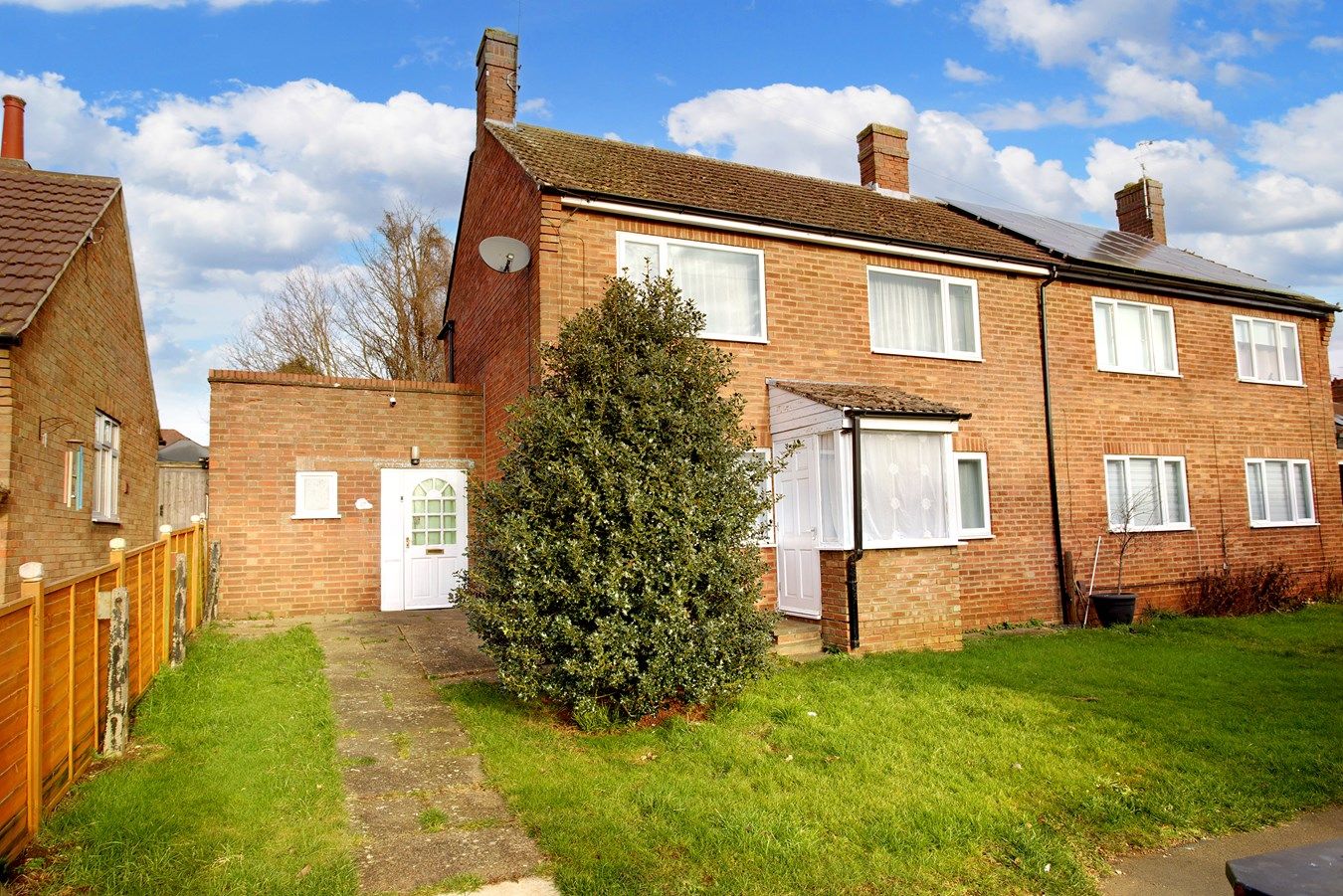 3 bed semidetached house for sale in Elizabeth Road, Rothwell