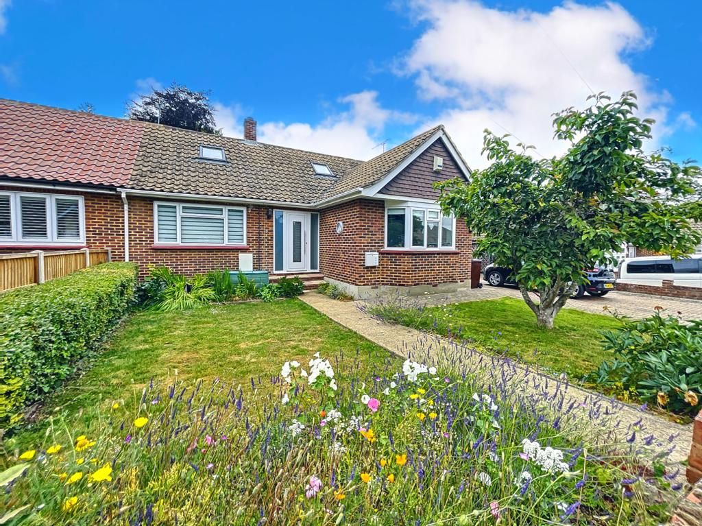 3 bed semidetached bungalow to rent in Hartshaw, New Barn, Longfield