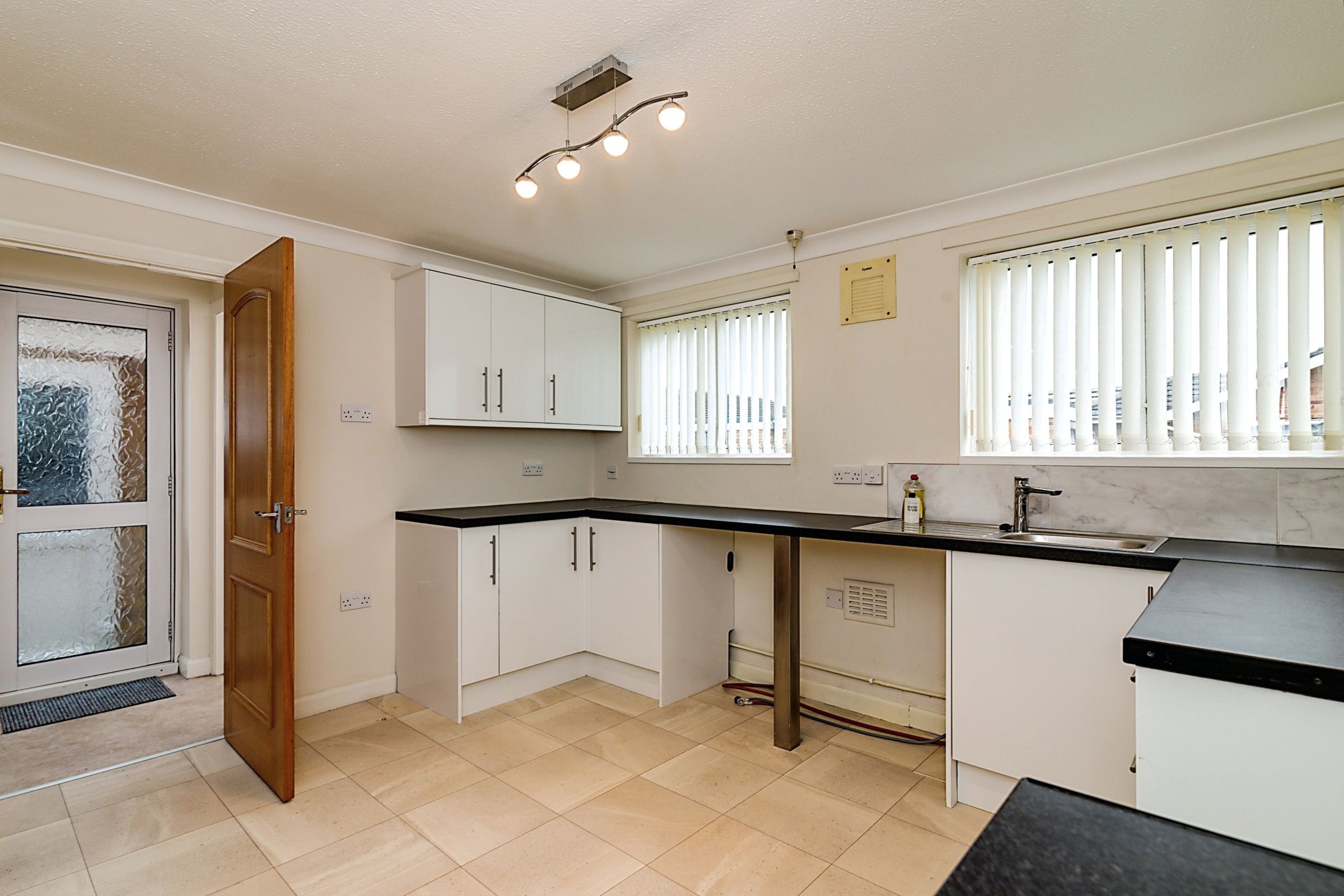 3 bed semidetached house to rent in Sunningdale Avenue, Lowestoft NR33