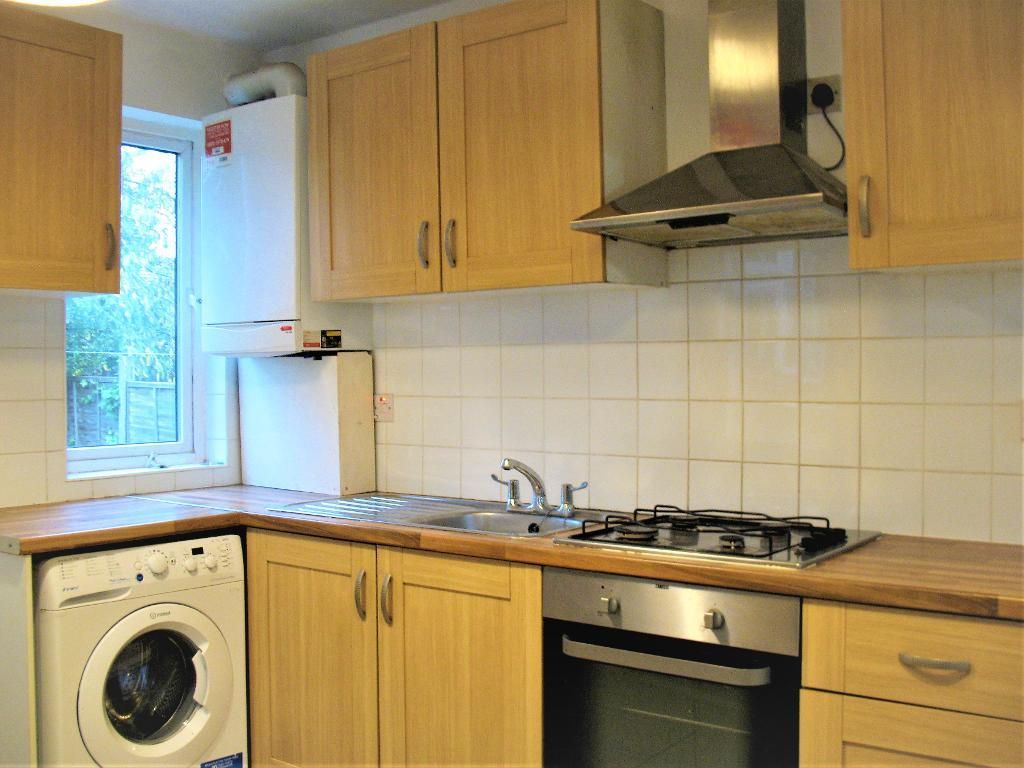 4 bed semidetached house to rent in Barkham Road, Haringey, London N17