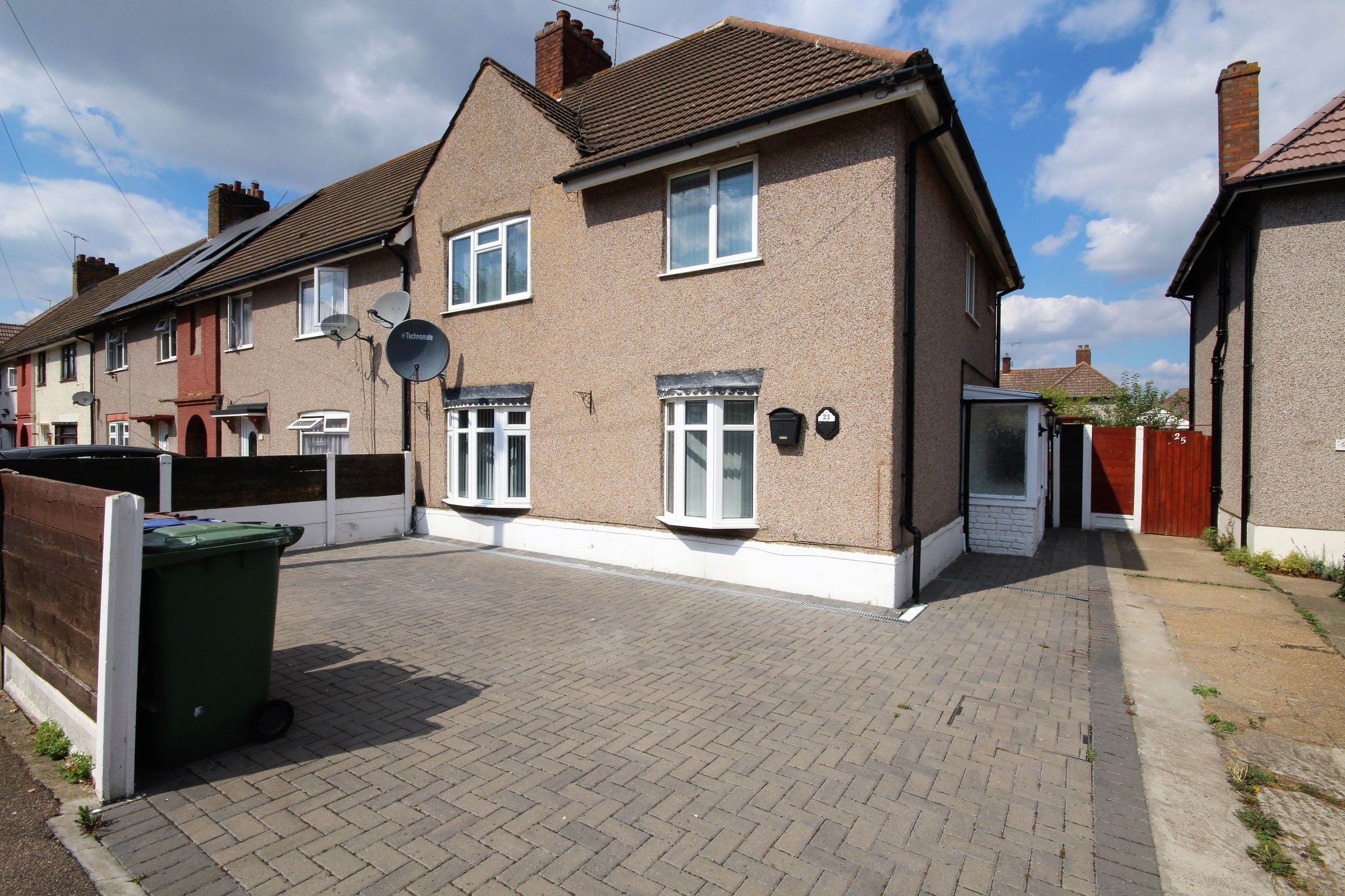 3 bed end terrace house to rent in Gainsborough Avenue, Tilbury RM18