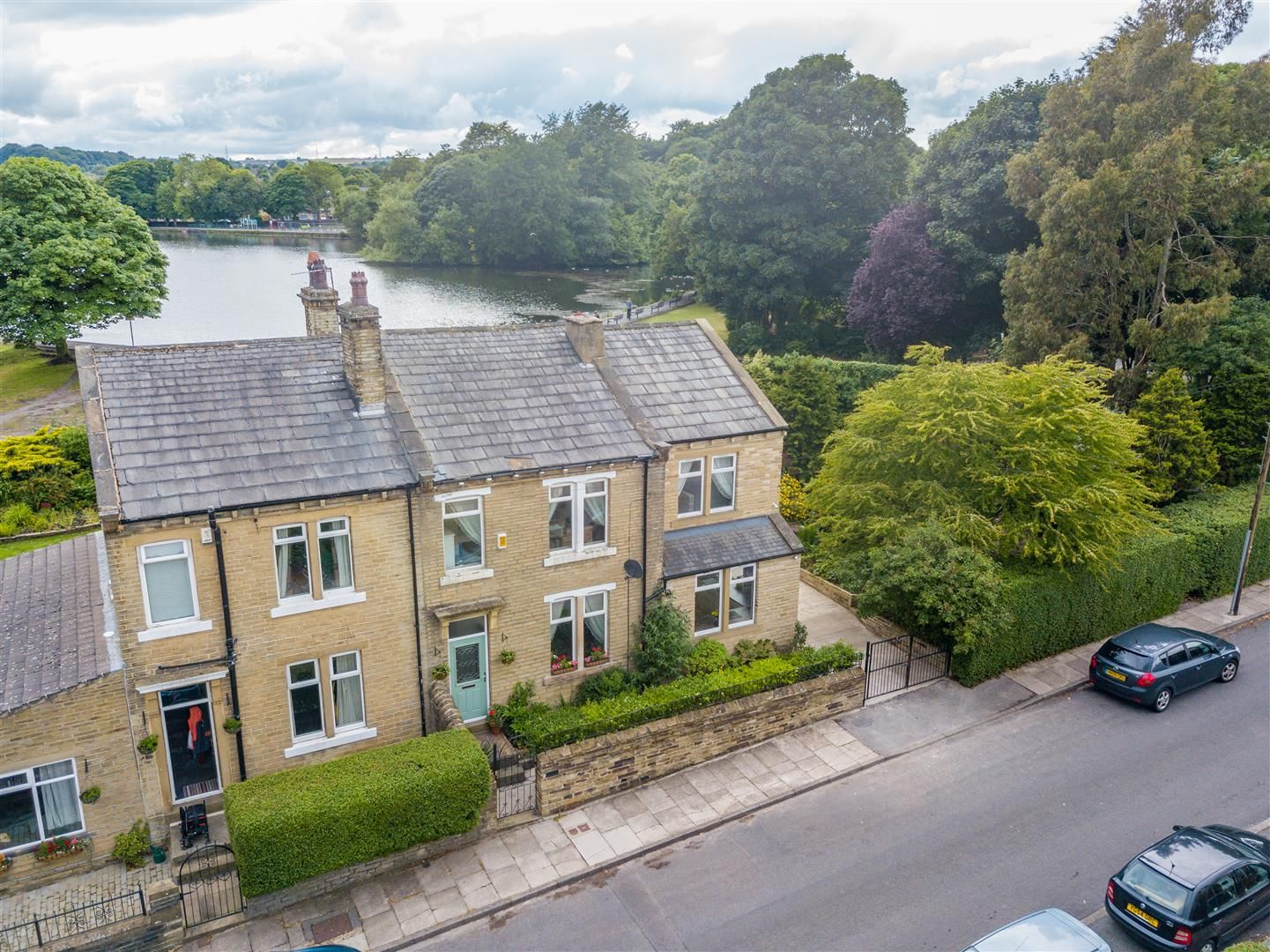 4 bed semidetached house for sale in Park Road, Low Moor, Bradford