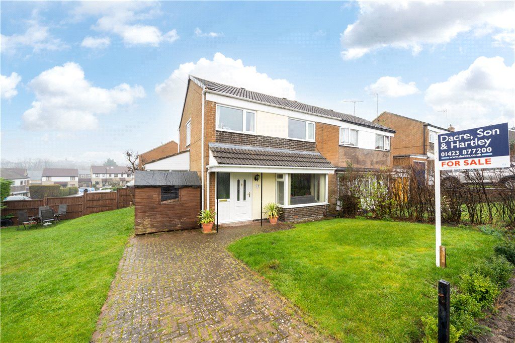 3 bed semidetached house for sale in Burnside Road, Harrogate, North