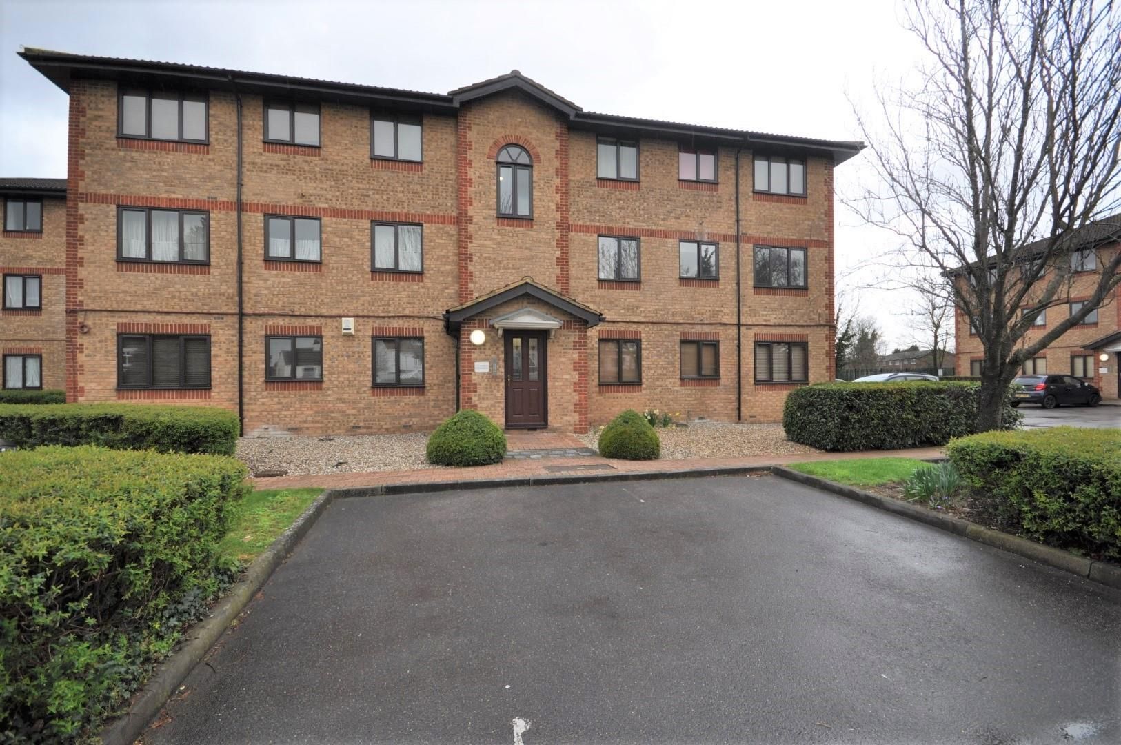 2 bed flat to rent in Hutchins Close, Hornchurch RM12 Zoopla