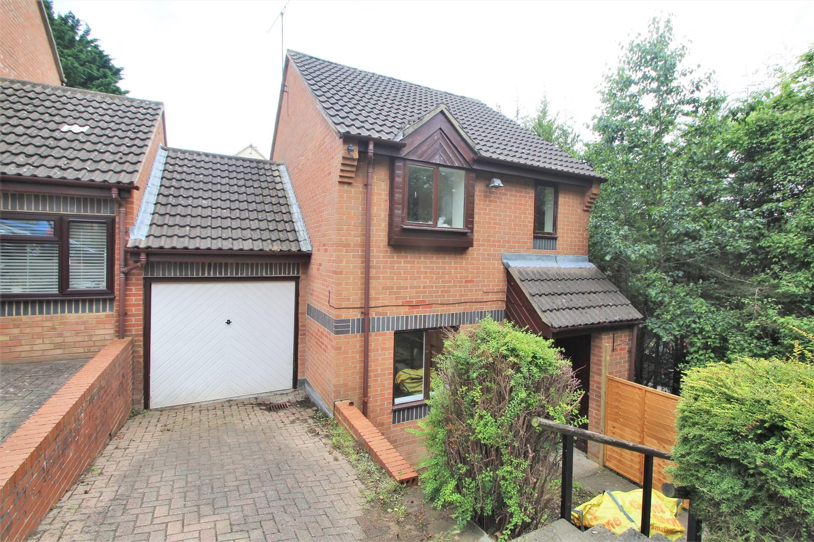 3 bed semidetached house to rent in Garratts Way, High HP13