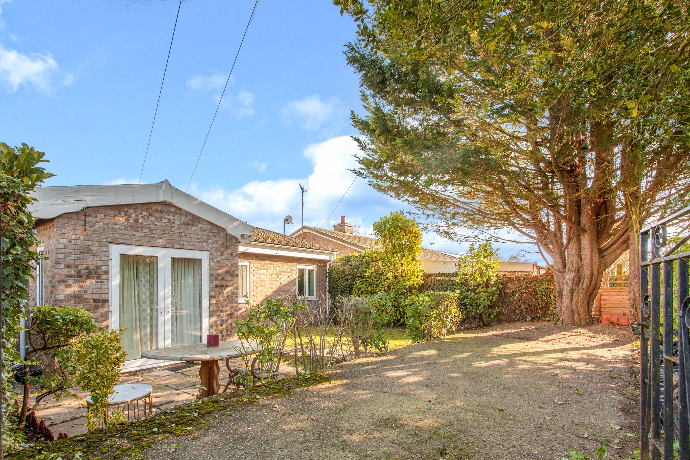 2 bed bungalow for sale in Highfield Close, Duxford, Cambridge CB22 Zoopla