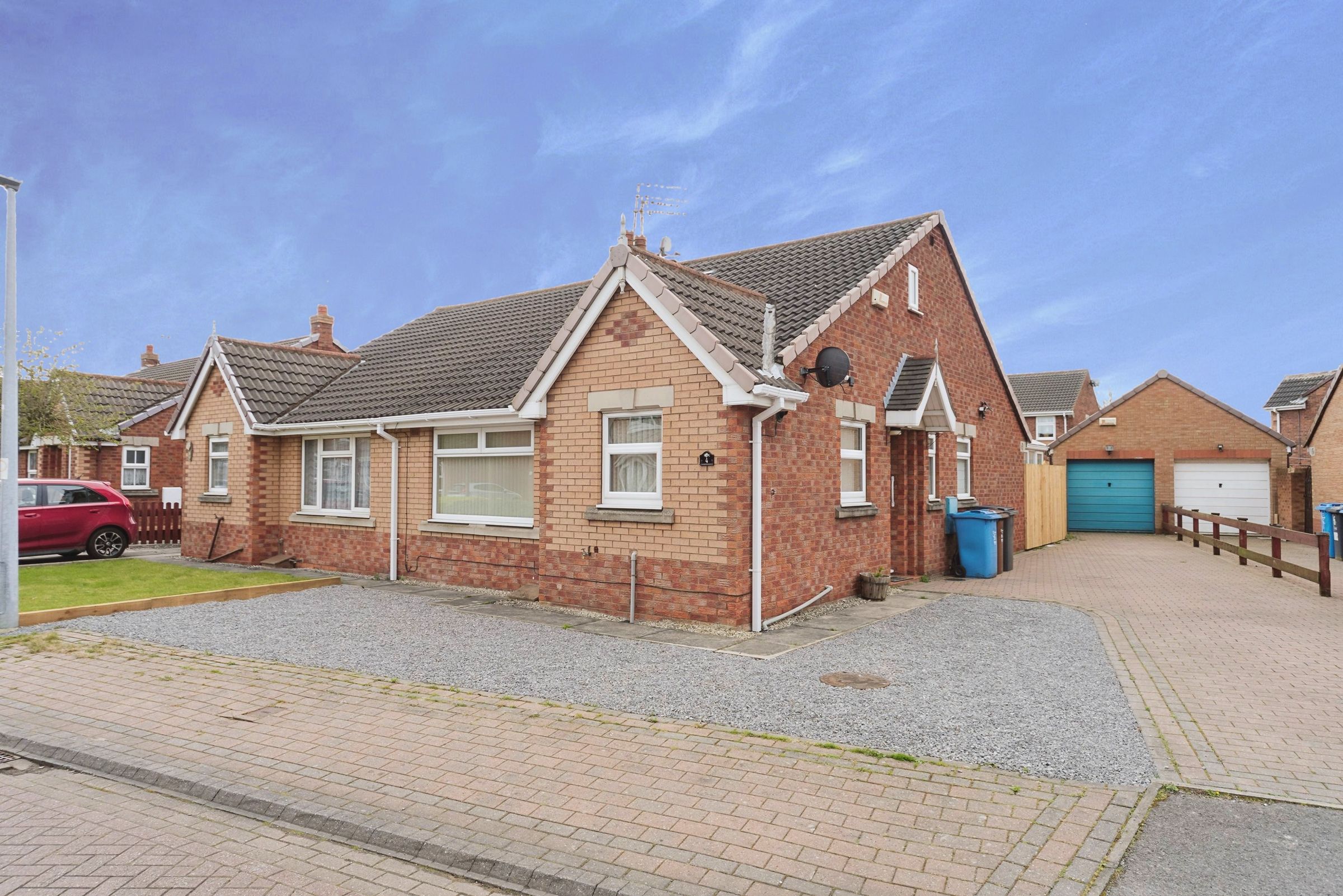 2 bed bungalow for sale in Brackendale Close, Hull, East Yorkshire HU7
