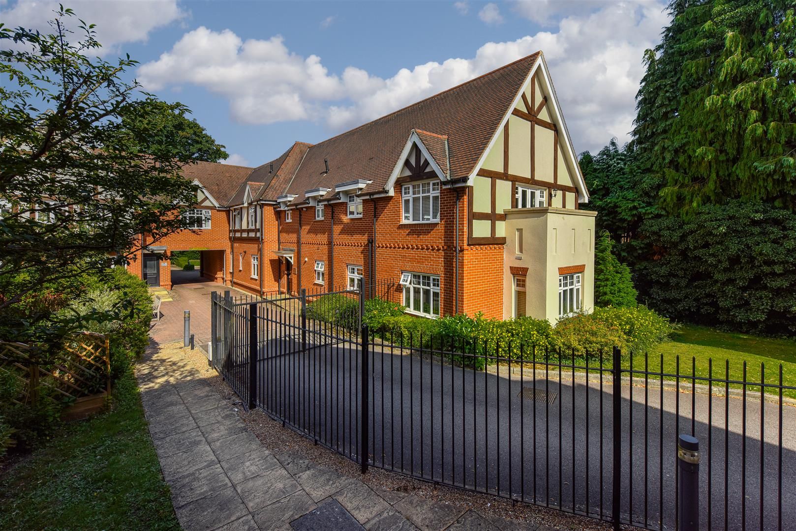 2 bed flat to rent in Wray Common Road, Reigate RH2 Zoopla