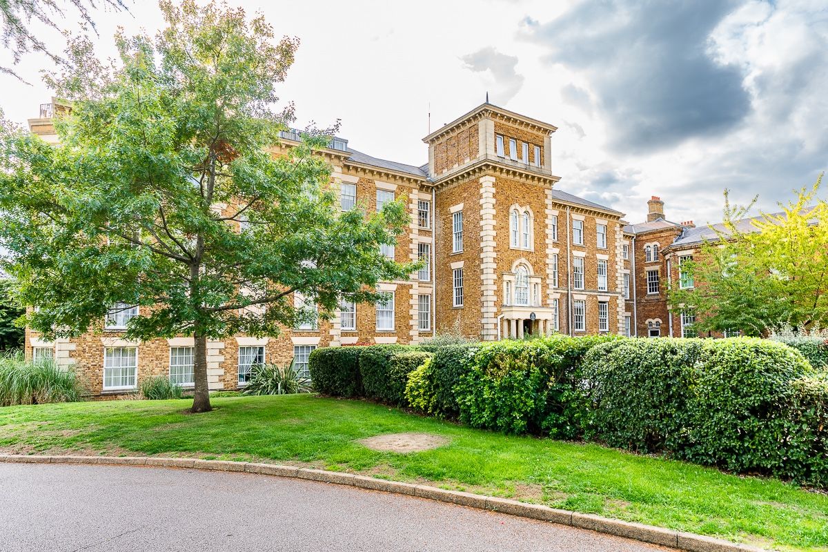 2 bed flat to rent in Princess Park Manor, Royal Drive, London N11 Zoopla