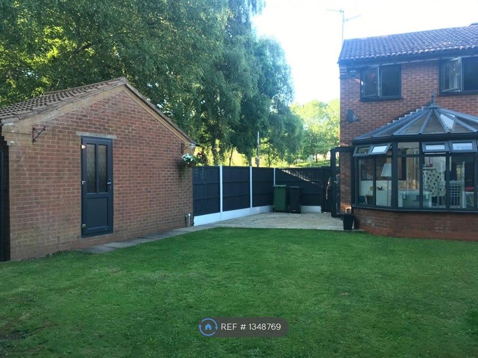 3 bed semidetached house to rent in Chatsworth Road, Halesowen B62