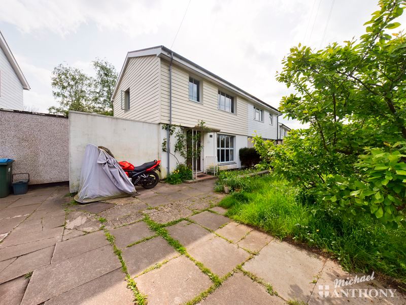 3 bed semidetached house for sale in Chalgrove Walk, Aylesbury HP21