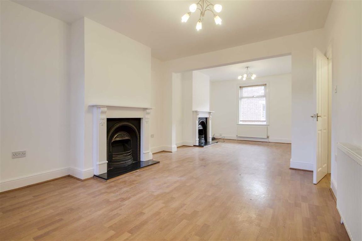 3 bed terraced house to rent in St Giles Street, New Bradwell, Milton