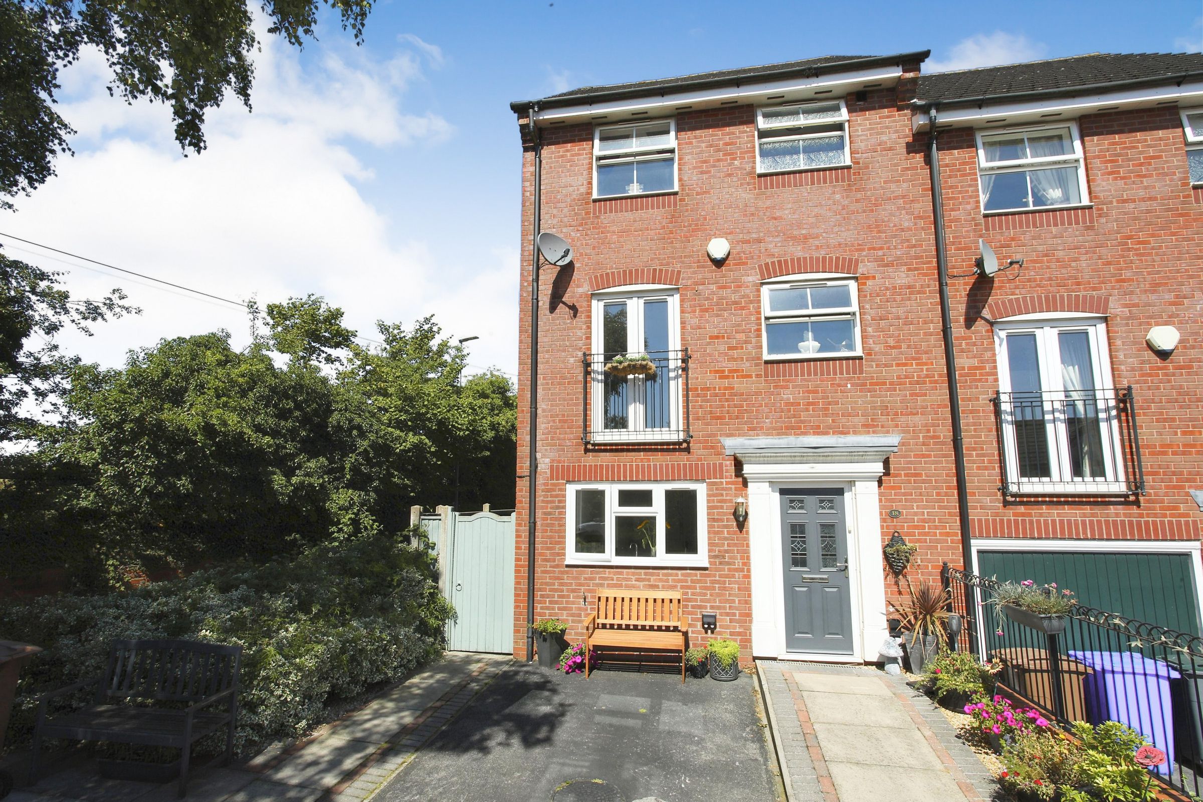 4 bed semidetached house for sale in Woodpecker Drive, Packmoor, Stoke