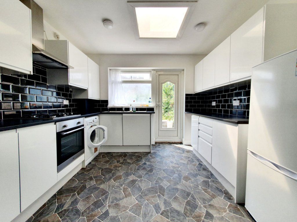 3 bed semidetached house to rent in Croft Close, Harlington, Hayes