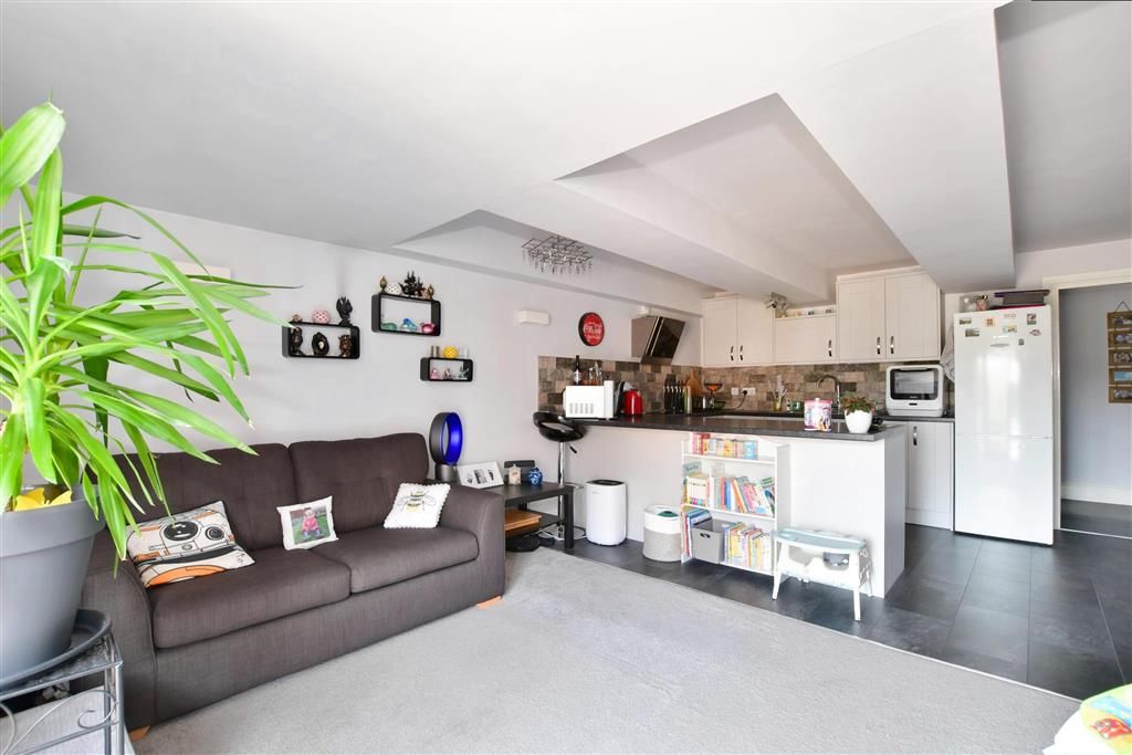 2 bed flat for sale in Carpenters Lane, Hadlow, Tonbridge, Kent TN11