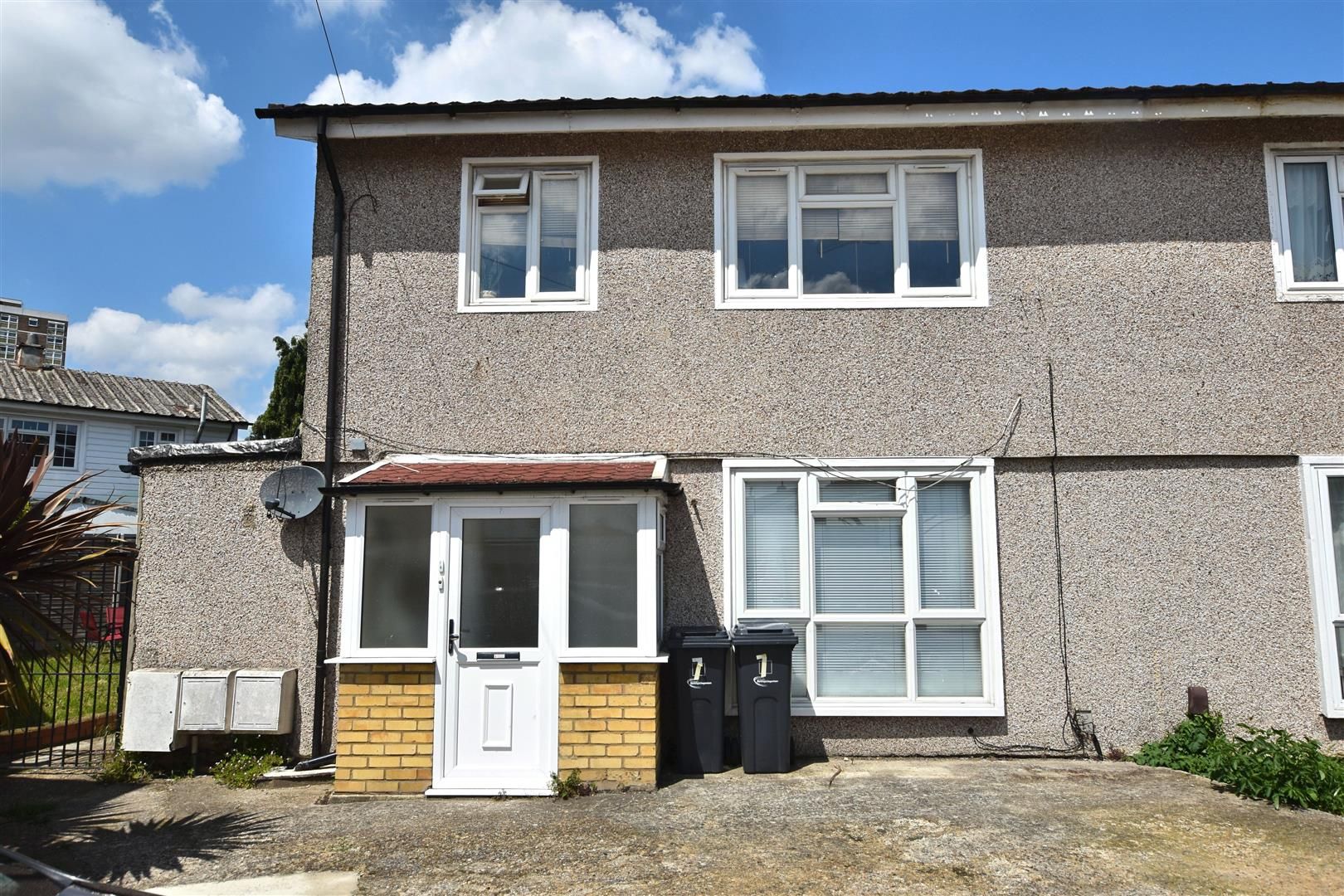 1 Bed Flat For Sale In Beech Gardens Dagenham Rm10 Zoopla