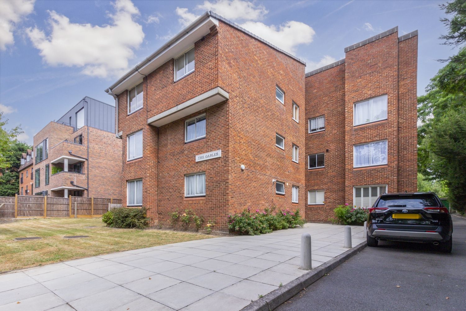 2 bed flat to rent in The Gables, Holden Avenue, Woodside Park, London