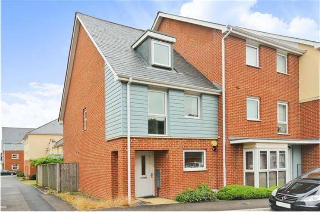 3 bed end terrace house for sale in Foxboro Road, Redhill, Surrey RH1