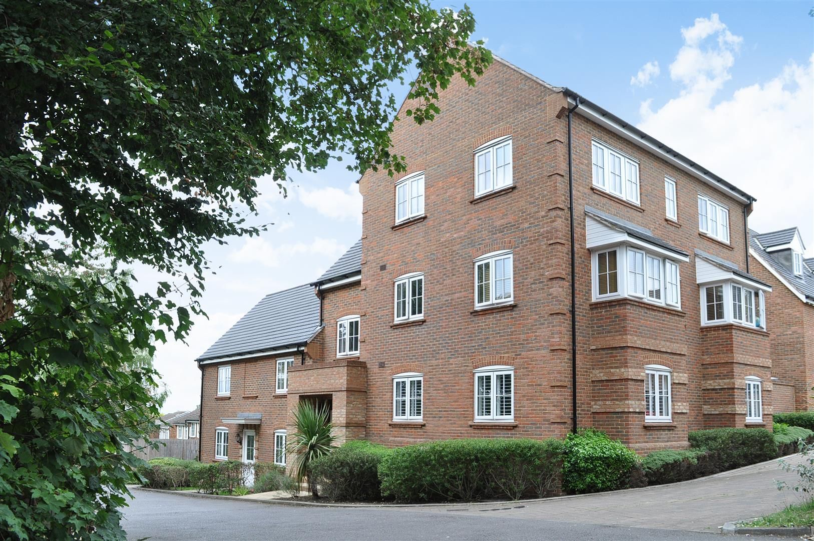 2 bed flat to rent in Ermyn Way, Leatherhead KT22 Zoopla