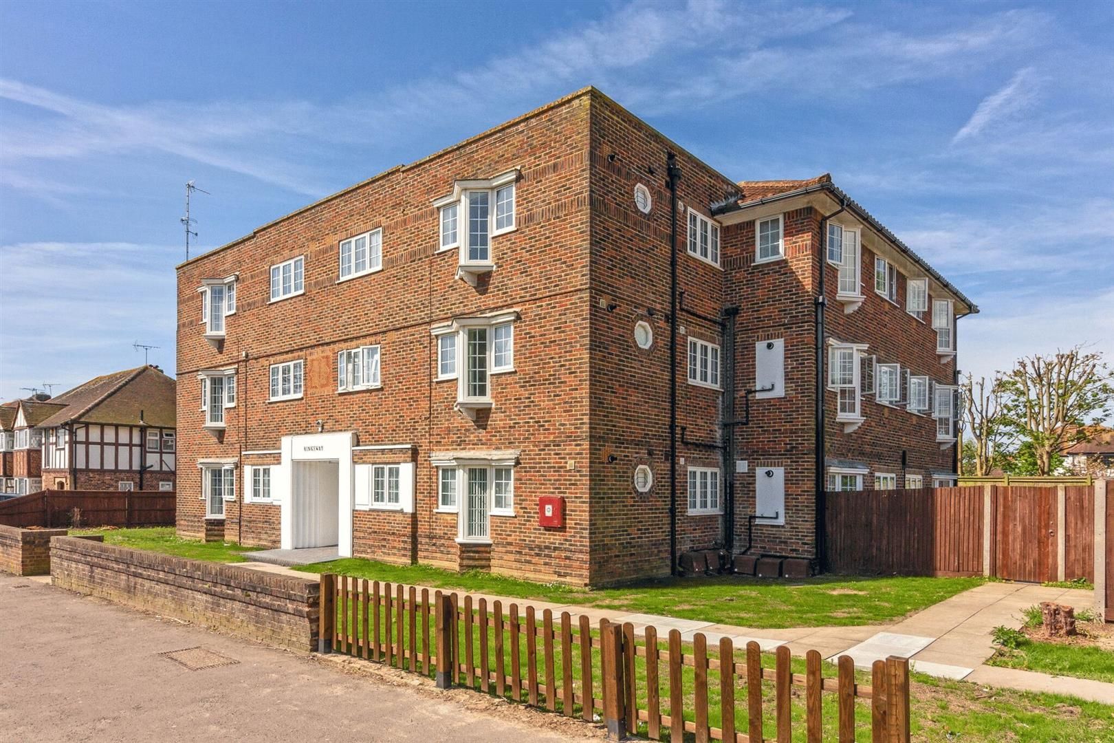 1 bed flat to rent in Kingsway, V Avenue, Worthing BN11 Zoopla