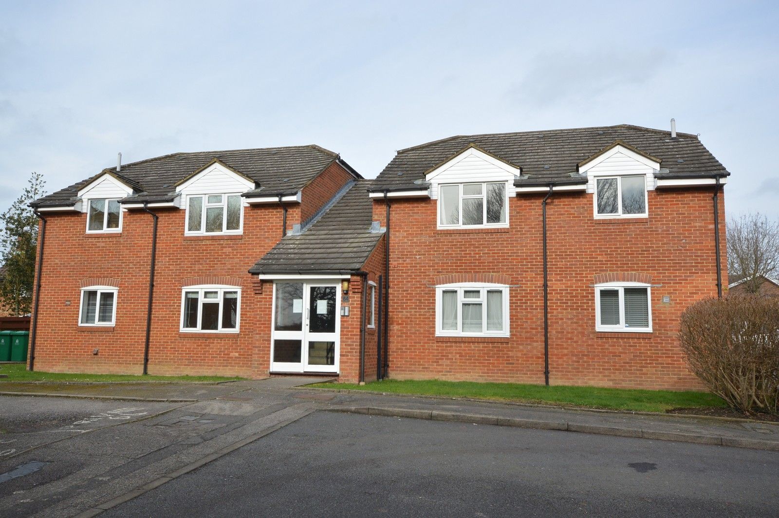 1 bed flat to rent in Hunting Gate Drive, Chessington, Surrey. KT9 Zoopla