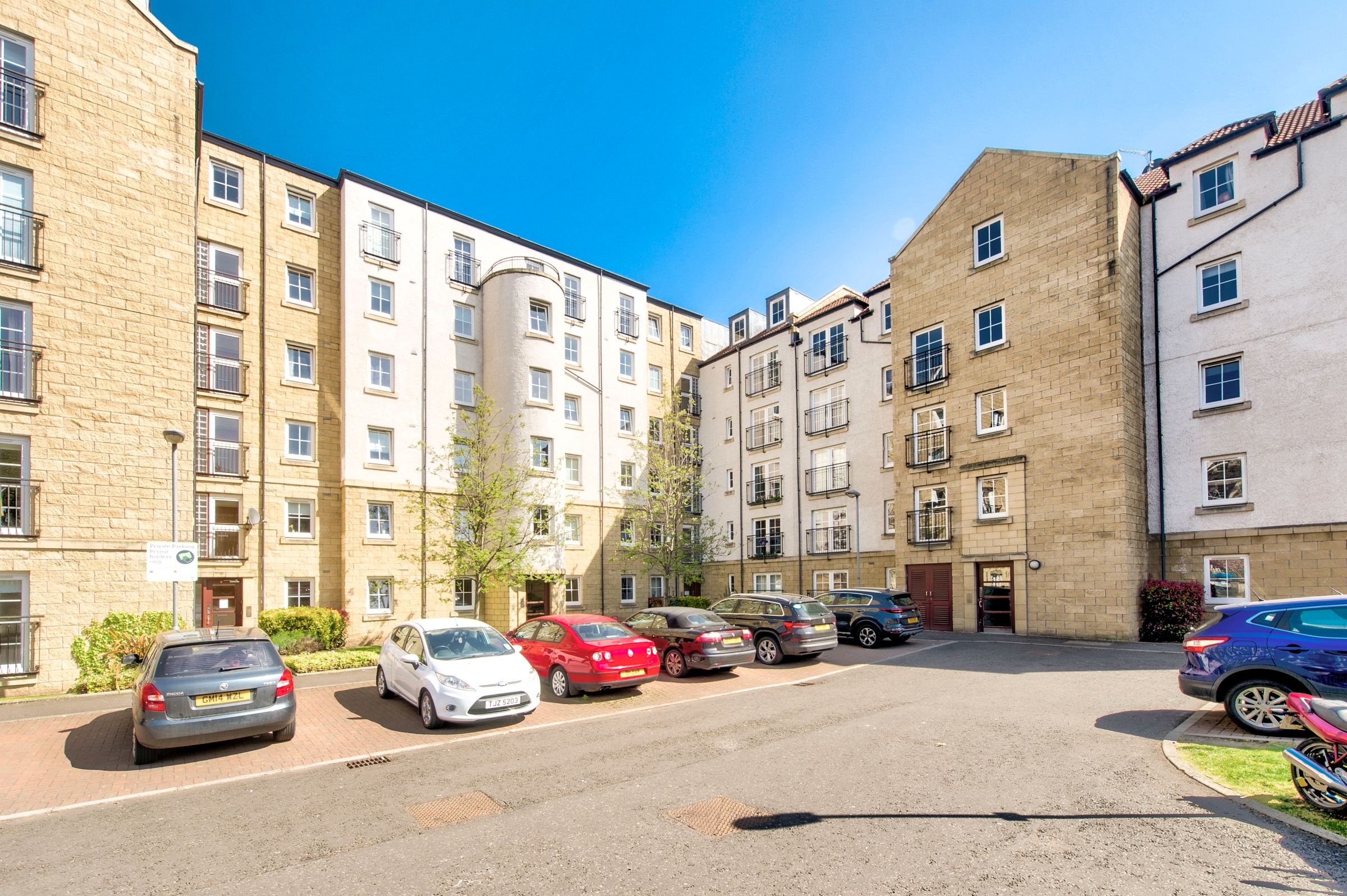 12/4 Giles Street Edinburgh EH6
