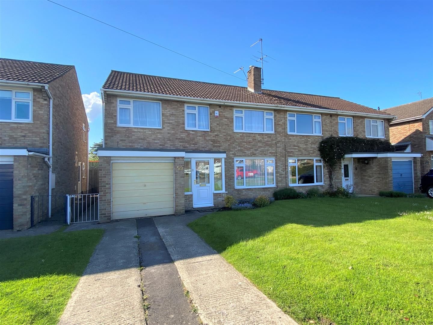 4 bed semidetached house for sale in Moselle Drive, Churchdown