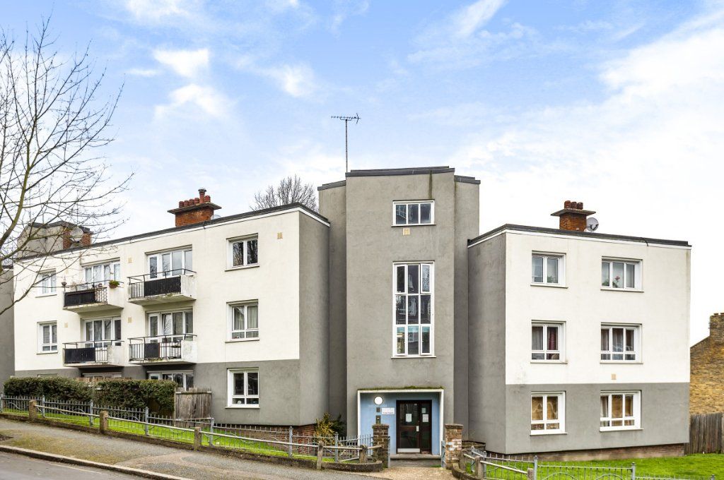 2 bed flat for sale in Mount, Road, London SE7