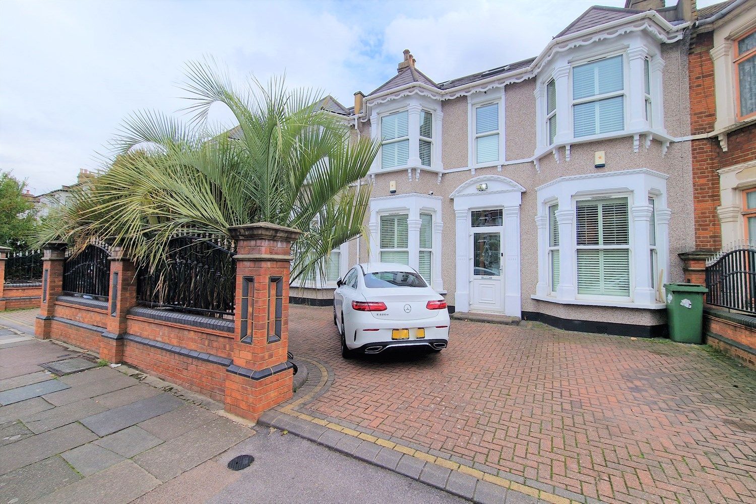 4 bed terraced house to rent in Norfolk Road, Seven Kings, Ilford IG3