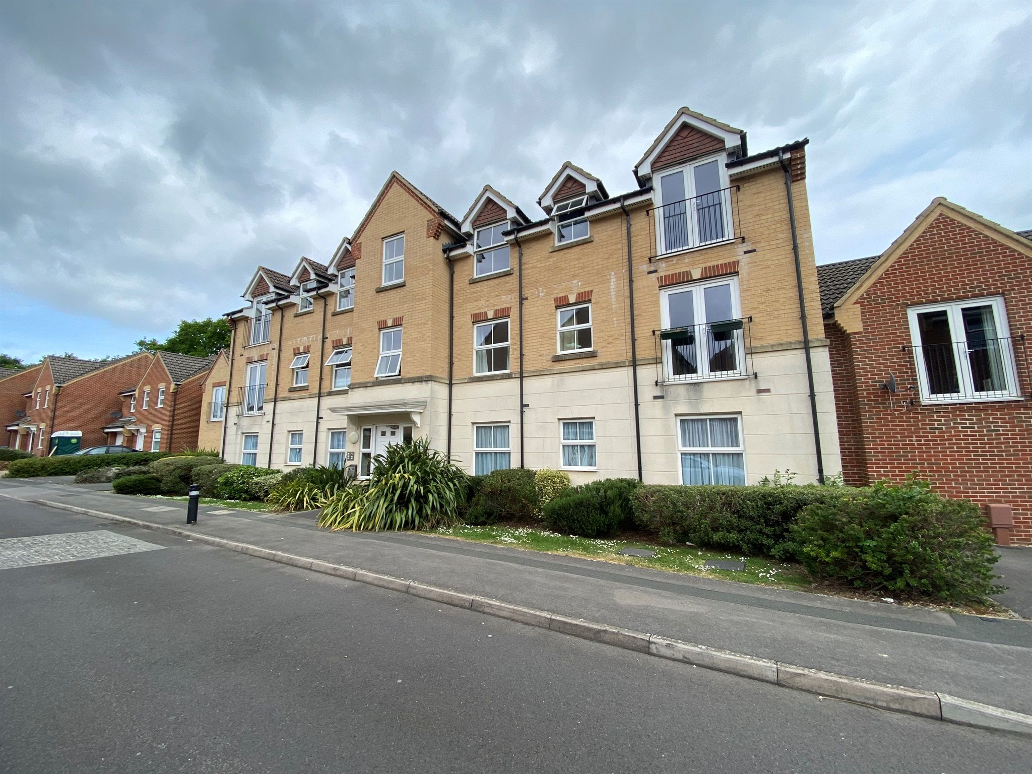 2 bed flat for sale in Sunlight Gardens, Fareham PO15 Zoopla