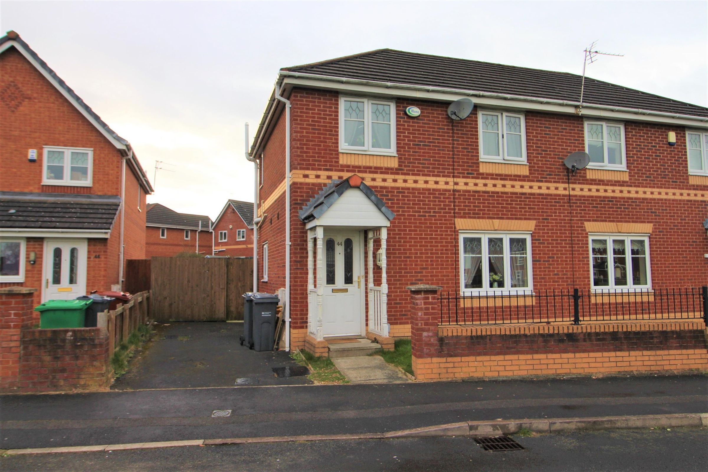2 bed semidetached house to rent in Drake Avenue, Wythenshawe