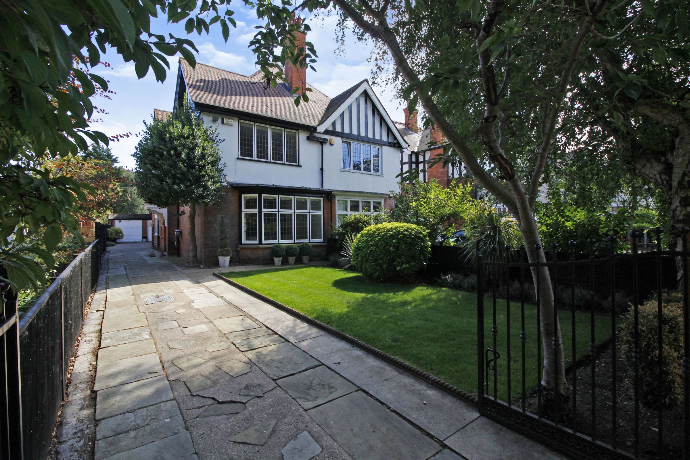 5 bed semidetached house for sale in Welholme Avenue, Grimsby DN32