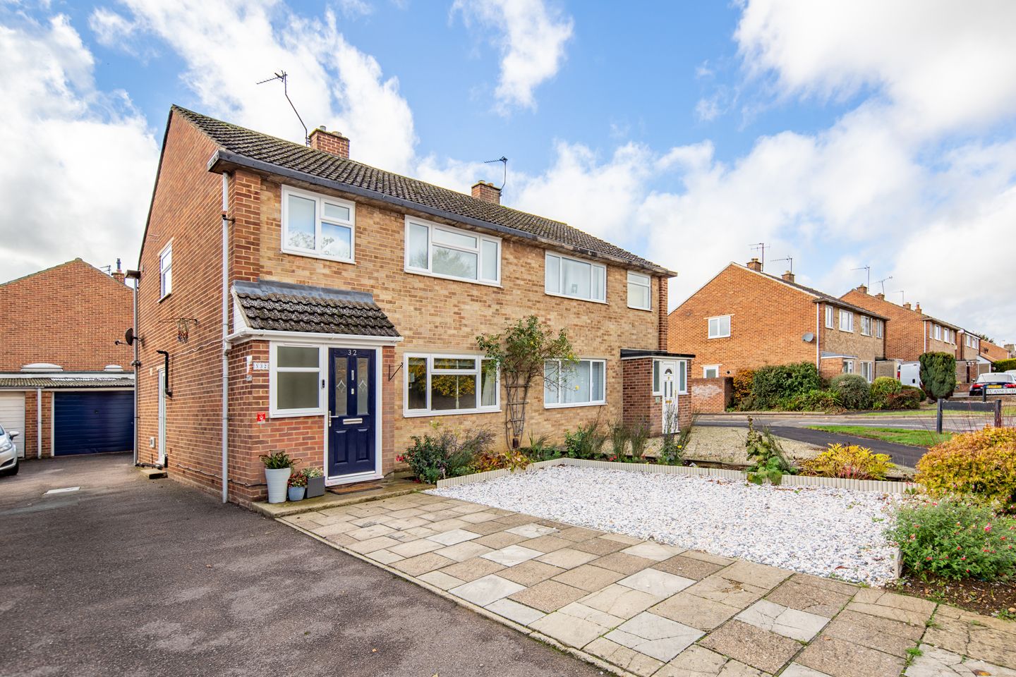 3 bed semidetached house for sale in Churchill Road, Bicester OX26