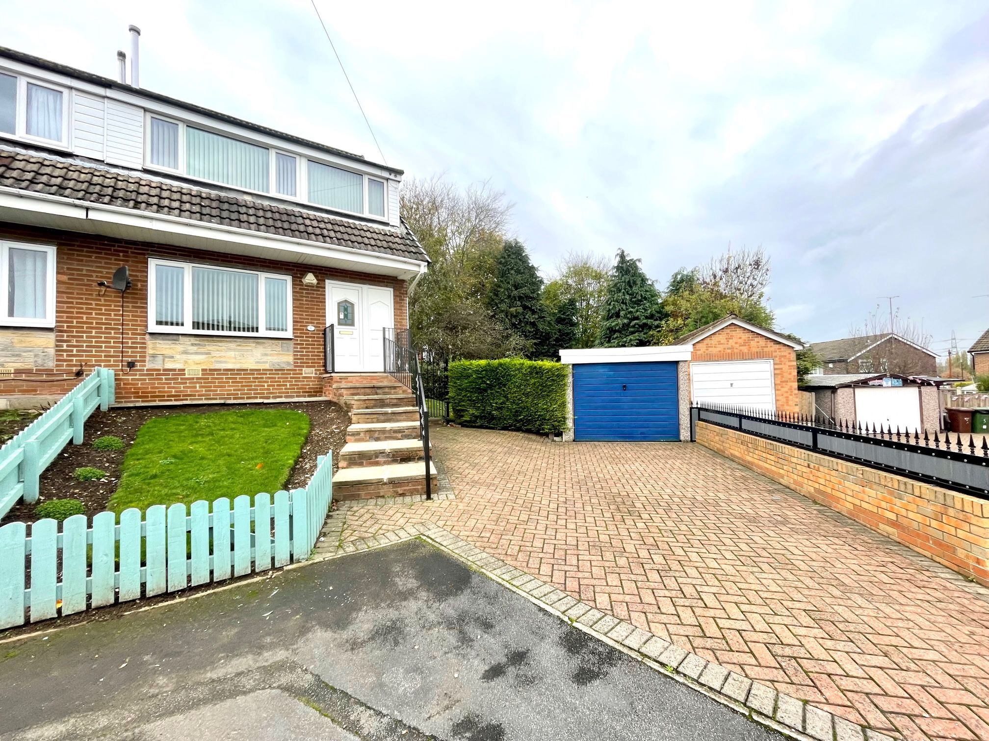 3 bed semidetached house for sale in Blenheim Close, Ferrybridge